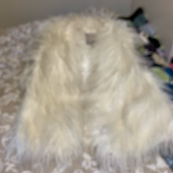 Guess size small vest faux fur. - Picture 6 of 6